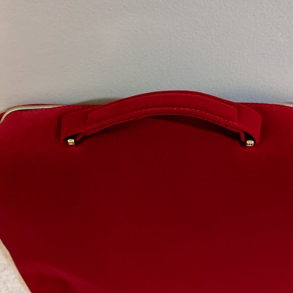 Estee Lauder Red Velvet zippered makeup case. Top handle. Beautiful and  tastefu - Picture 4 of 10